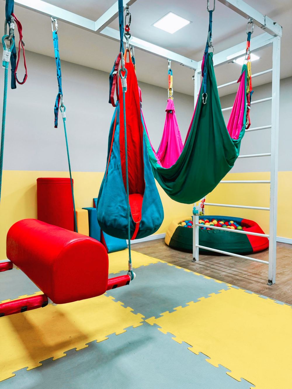 Sala sensorial com balanços na unidade Itapema