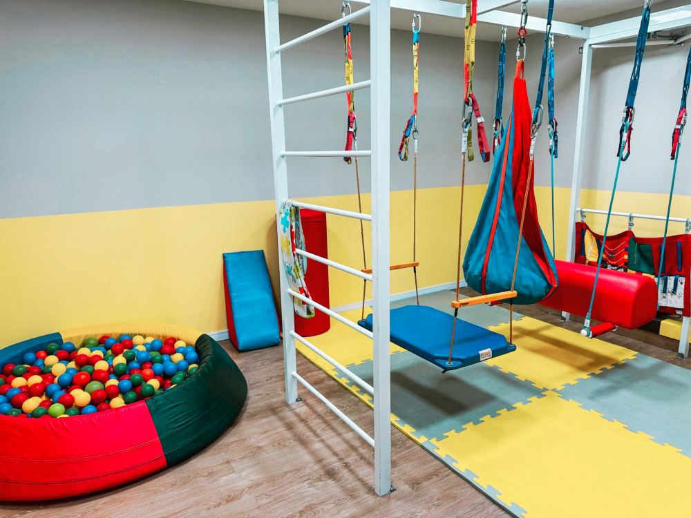 Sala sensorial com piscina de bolinhas na unidade Itapema