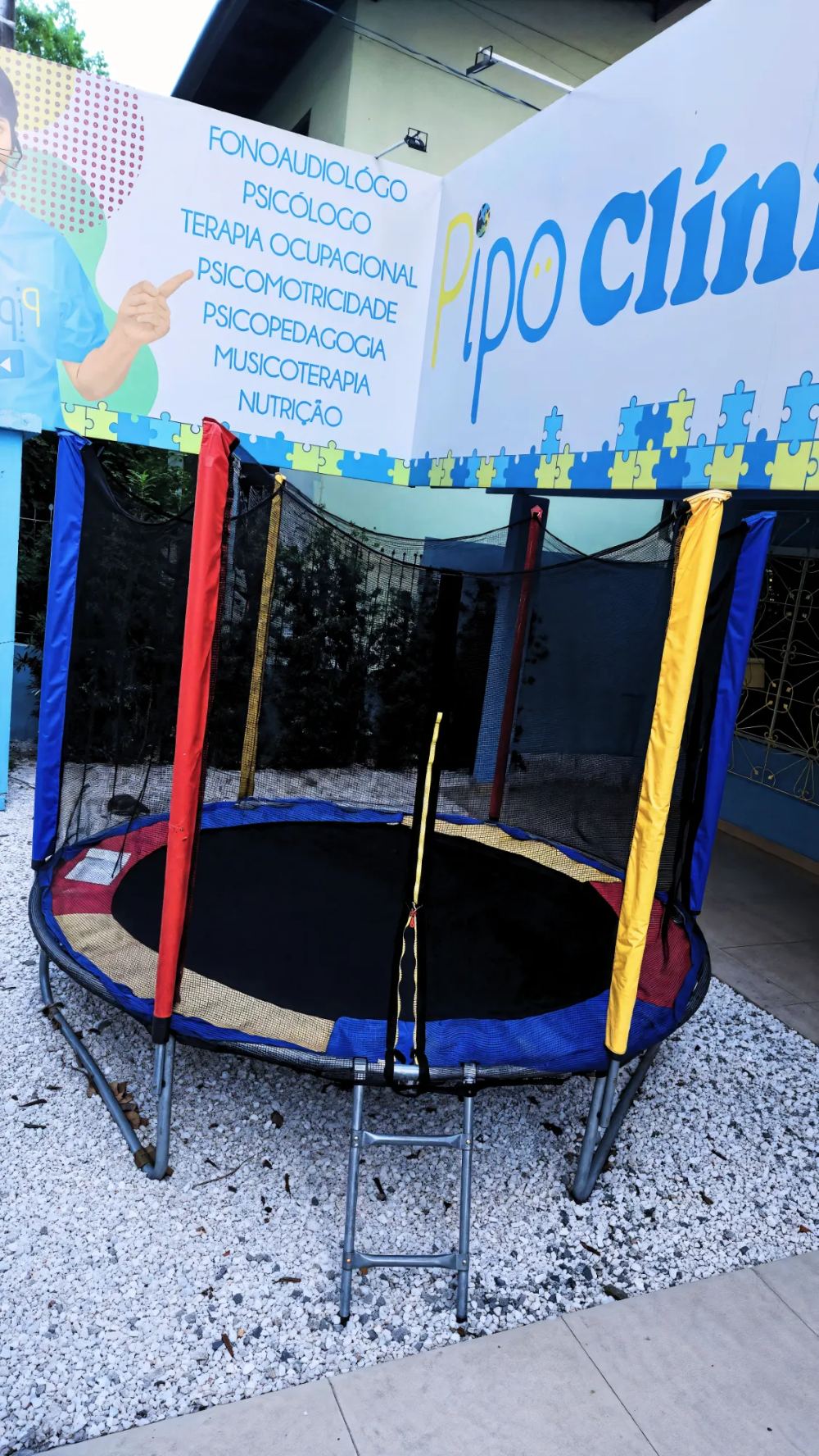 Trampolim na área externa da unidade Itapema