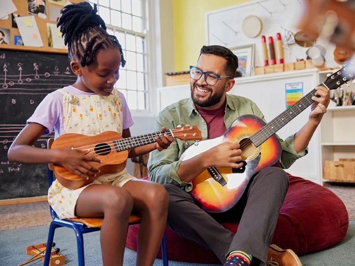 Criança em sessão de musicoterapia