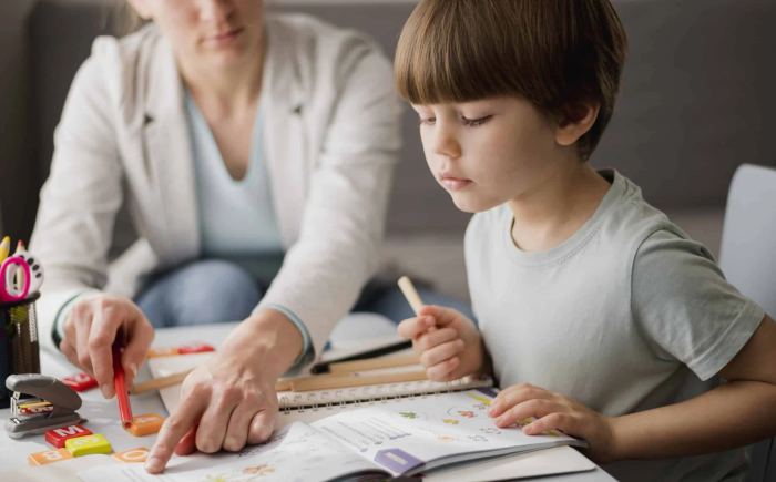 Psicopedagoga lendo com criança