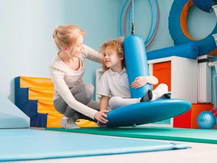 Terapeuta ocupacional brincando com criança